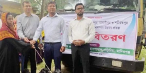সাটুরিয়ায় ১০০ খামারির মাঝে ছাগল-ভেড়া-হাঁস-মুরগি বিতরণ, স্বাবলম্বী হচ্ছেন চরাঞ্চলের মানুষ